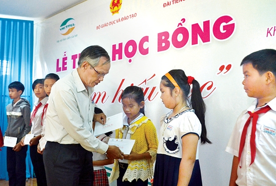 Lãnh đạo Hội Khuyến học tỉnh trao học bổng cho học sinh nghèo vượt khó.