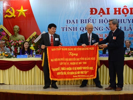 Phó Chủ tịch UBND tỉnh Lê Quang Thích trao 