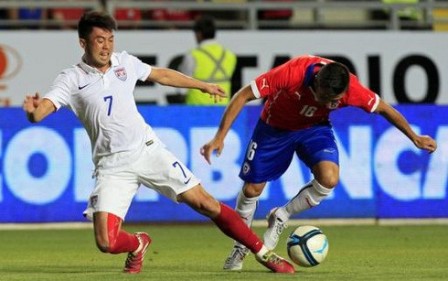Lee Nguyễn (trắng) ra sân gần nhất trận tuyển Mỹ thua 2-3 trước Chile.