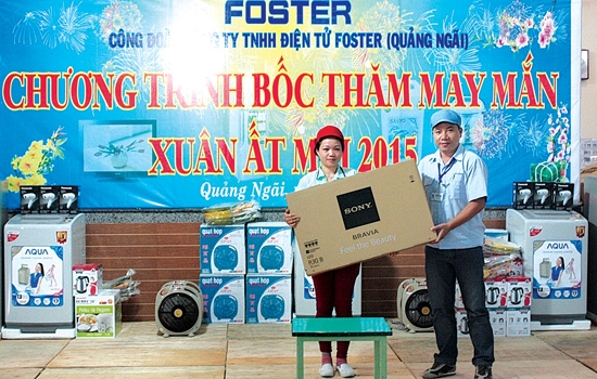 Ông Nguyễn Duy Linh-Giám đốc Công ty TNHH Điện tử Foster Quảng Ngãi trao phần thưởng cho CNLĐ trong dịp bốc thăm may mắn đầu xuân 2015.                                                              