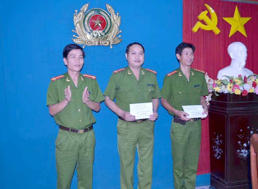 Đại tá Võ Đức Nguyện – Phó Giám đốc Công an tỉnh thưởng nóng 2 đơn vị phá án.