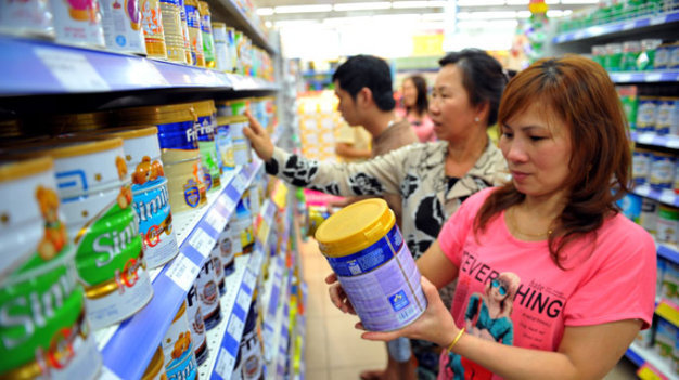 Khách hàng đang mua sữa tại một siêu thị - Ảnh: Thanh Đạm