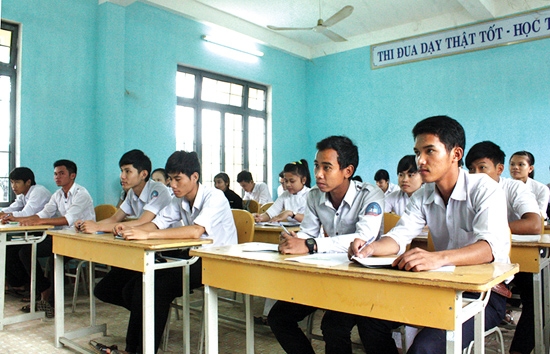 Học sinh lớp 12C1 Trường THPT Minh Long tích cực ôn tập chuẩn bị cho kỳ thi “2 trong 1”. Ảnh: TRỊNH PHƯƠNG