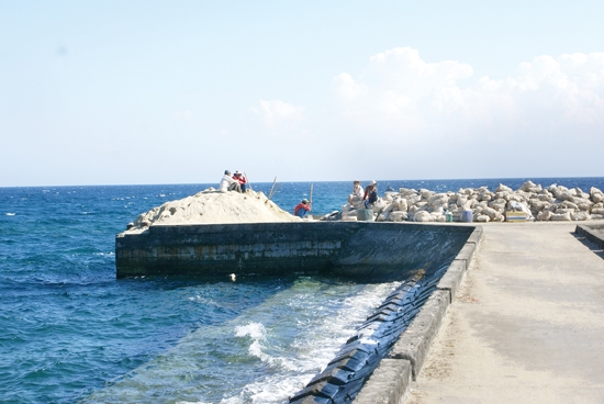 Tập kết vật liệu xây dựng sang đảo Bé để phục vụ xây dựng công trình.