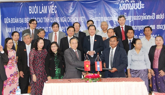 Đoàn đại biểu cấp cao tỉnh Quảng Ngãi thăm và làm việc tại tỉnh Attapeu, nước Cộng hòa dân chủ nhân dân Lào năm 2014.                         Ảnh: Bá Sơn