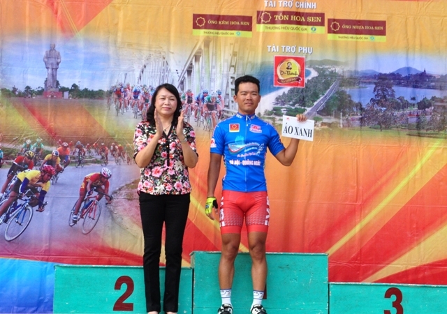 Phó Chủ tịch HĐND tỉnh Trương Thị Xuân Hồng trao thưởng cho vận động viên đạt Áo xanh