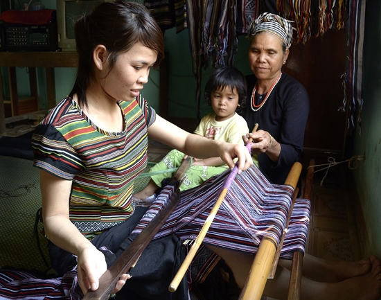 Nghề dệt thổ cẩm mang lại hiệu quả kinh tế khá cao cho người dân Làng Teng, nhưng số người biết dệt thông thạo chỉ đếm trên đầu ngón tay.                                          Ảnh: Phùng Căn