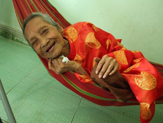 Cụ bà Nguyễn Thị Trù năm nay 122 tuổi, hiện cư trú tại xã Đa Phước, huyện Bình Chánh, thành phố Hồ Chí Minh, thể trạng khỏe mạnh.