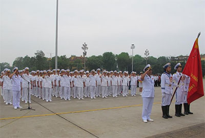 Đoàn đại biểu Quân chủng Hải quân tổ chức lễ báo công tại Quảng trường Ba Đình. Ảnh: QĐND