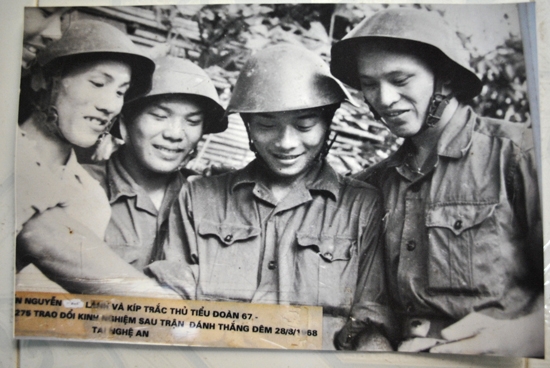 Kíp chiến đấu của Tiểu đoàn 67 rút kinh nghiệm sau trận đánh tại Nghệ An năm 1968 (Đại tá Nguyễn Lành đứng thứ 2 từ phải sang. Ảnh do nhân vật cung cấp).