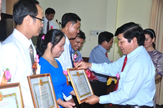 Đồng chí Phạm Thanh Hải - Trưởng Ban Tuyên giáo Tỉnh ủy tặng giấy khen cho các tập thể, cá nhân điển hình trong phong trào thi đua yêu nước
