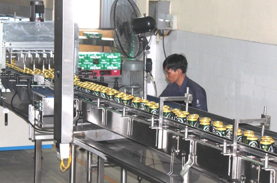 Việc nghiên cứu, cải tiến dây chuyền sản xuất đã giải phóng sức lao động cho công nhân công ty. Trong ảnh: Dây chuyền sản xuất bia lon Dung Quất.