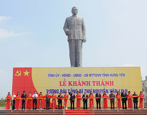 Cắt băng khánh thành công trình Tượng đài Tổng Bí thư Nguyễn Văn Linh