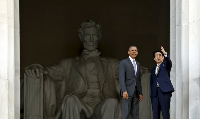 Ông Obama và ông Abe tại đài tưởng niệm Lincoln - Ảnh: Reuters