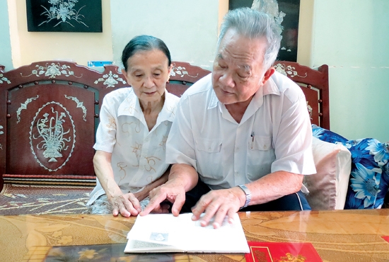   Vợ chồng bác sĩ Võ Văn Anh luôn nghiên cứu, tìm tòi những bài thuốc hay để  cứu chữa cho người bệnh.