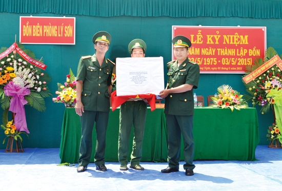 Bộ Chỉ huy Bộ đội Biên phòng tỉnh tặng quà lưu niệm cho cán bộ, chiến sĩ Đồn Biên phòng Lý Sơn nhân kỷ niệm 40 ngày thành lập đơn vị. Ảnh: HX