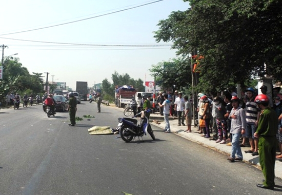  Hiện trường vụ TNGT tại Km 1035 Quốc lộ 1, đoạn qua thị trấn Châu Ổ (Bình Sơn), vào ngày 2.5 làm 1 người chết.            Ảnh: PV