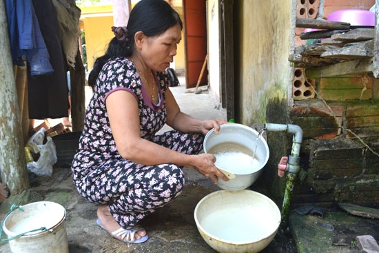 Bà Võ Thị Liễu ở thôn Châu Me, xã Bình Châu sử dụng nguồn nước ngọt dẫn từ trên núi về nhưng nguồn nước cũng bắt đầu cạn kiệt dần.