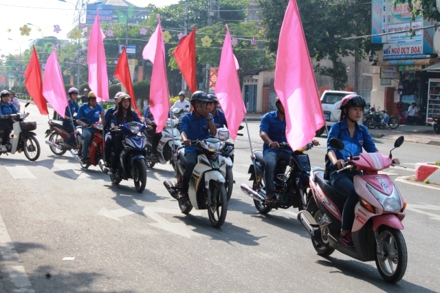Đoàn viên, thanh niên tham gia diễu hành, tuyên truyền trên các tuyến đường.