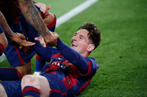 Các đồng đội lao tới ăn mừng với Messi khi anh ghi bàn - Ảnh: Reuters