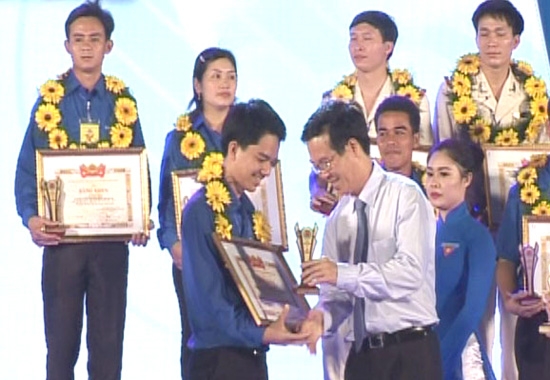 Lãnh đạo Thành ủy TP.HCM trao thưởng cho Đặng Thanh Huy tại buổi lễ đón nhận giải thưởng Lý Tự Trọng.
