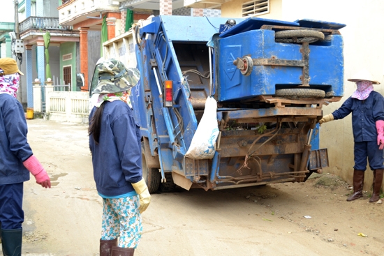 Các chị phụ nữ trong đội thu gom rác thải xã An Vĩnh đi thu gom rác thải trên đảo.