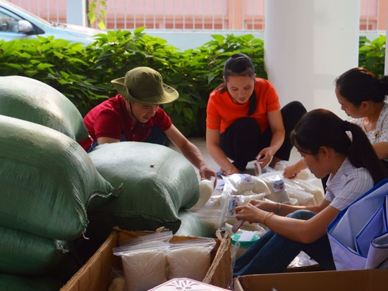 Cán bộ, nhân viên Tỉnh Đoàn đóng gói muối Sa Huỳnh để bán giúp diêm dân.