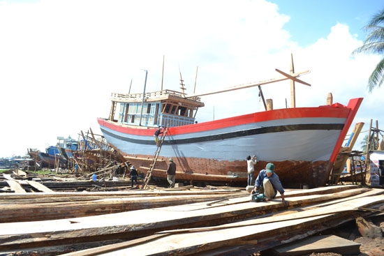 Đóng mới tàu cá tại HTX đóng sửa tàu thuyền Cổ Lũy.