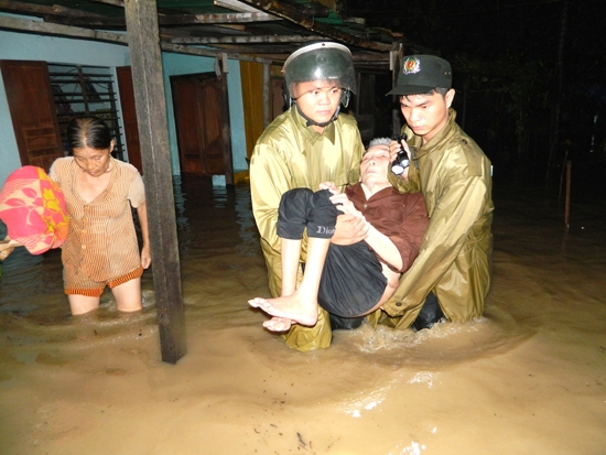 Lực lượng Công an Quảng Ngãi tham gia cứu dân trong lũ dữ  là hình ảnh để lại ấn tượng đẹp trong lòng nhân dân.