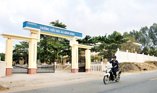 Tường rào, cổng ngõ, sân nền Trường Tiểu học Bình Đông xây dựng hoàn thành, đưa vào sử dụng tháng 5.2015.