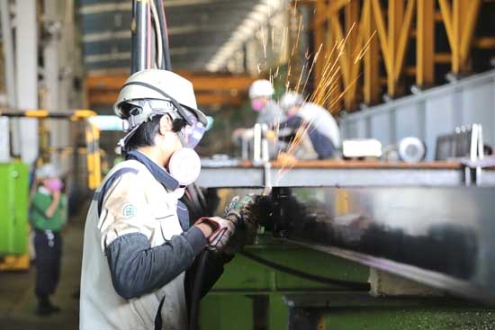 Công nhân Doosan Vina đang tập trung sản xuất để chuẩn bị cho các đơn hàng xuất khẩu đã ký kết.