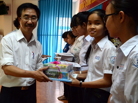 Cựu sinh viên Trường IVS Quảng Ngãi trao học bổng cho các em học sinh.