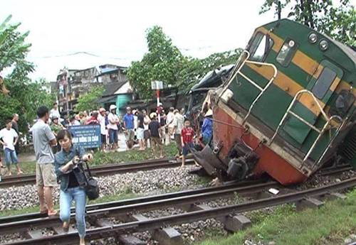 Hiện trường vụ tai nạn nghiêm trọng giữa tàu hỏa với xe tải.