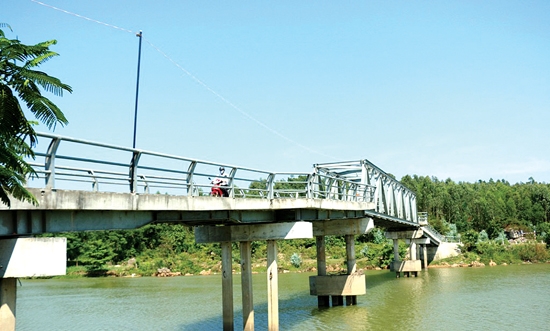 Cầu Bà Dầu được những người con Bình Dương làm ăn xa đóng góp xây tặng.
