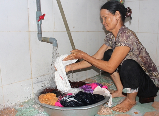 Kể từ khi có nước sạch, bà con thôn Trường Lệ an tâm dùng nước trong sinh hoạt.  