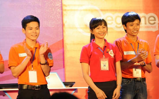 Thí sinh đạt giải nhất Bảng cá nhân Huỳnh Thị Nhi (đứng giữa)