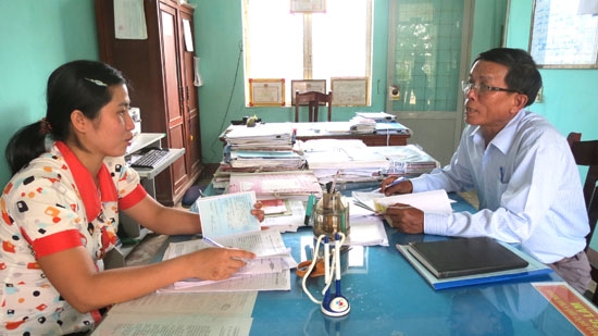 Trưởng Công an xã Nguyễn Thủy Chí nhiệt tình hướng dẫn người dân làm các thủ tục giấy tờ.