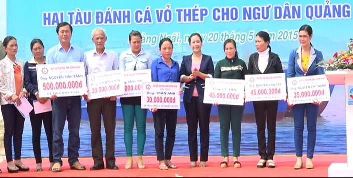 Gia đình ngư dân nhận tiền hỗ trợ của Quỹ hỗ trợ ngư dân Quảng Ngãi.