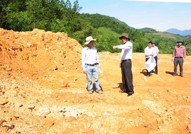 Phó Chủ tịch UBND tỉnh Phạm Trường Thọ kiểm tra tiến độ xây dựng Khu tái định cư thôn Băng, xã Trà Hiệp