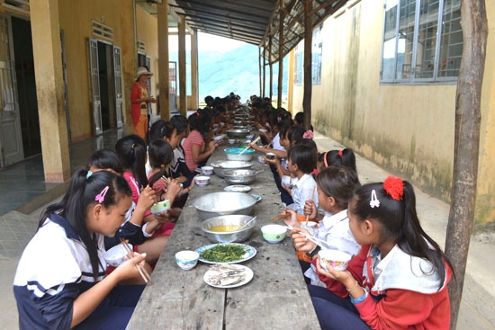 Bữa cơm nghĩa tình của thầy cô giáo Trường THCS Sơn Liên dành cho học trò Cadong.UBND tỉnh: