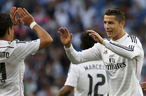 Ronaldo (phải) ăn mừng bàn thắng với Chicharito - Ảnh: Reuters