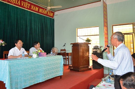 Chủ tịch UBND tỉnh Lê Viết Chữ (ngồi, bên trái) đối thoại với ông Nguyễn Tợ.     Ảnh: NG.TRIỀU