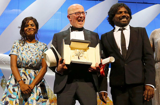  Đạo diễn Jacques Audiard (giữa) cùng nữ diễn viên Kalieaswari Srinivasan và nam diễn viên Jesuthasan Antonythasan tại lễ trao giải LHP Cannes 2015 - Ảnh: Reuters