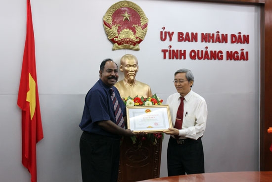 Trưởng đại diện Tổ chức Tầm nhìn Thế giới tại Việt Nam đón nhận bằng khen của UBND tỉnh Quảng Ngãi