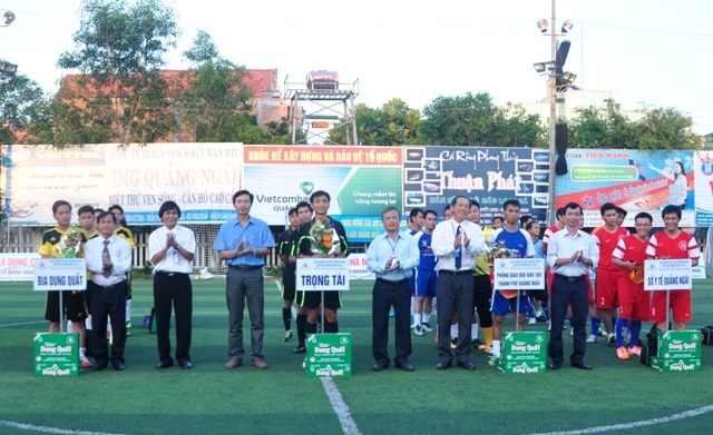 Ban Tổ chức trao hoa và cờ lưu niệm cho các cầu thủ