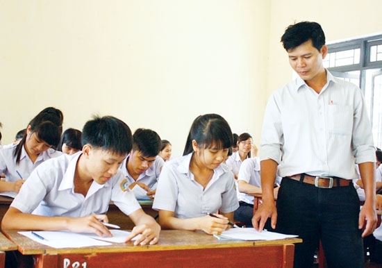 Giáo viên Trường THPT Huỳnh Thúc Kháng (TP.Quảng Ngãi) hướng dẫn học sinh ôn tập chuẩn bị cho kỳ thi THPT quốc gia.  