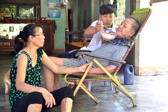  Mới 14 tuổi nhưng em Nguyễn Việt Hoàng phải gánh vác mọi việc trong gia đình.