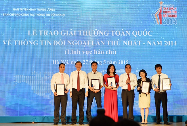  Ông Lê Hồng Anh và ông Đinh Thế Huynh trao giải cho các tác giả, đại diện nhóm tác giả đoạt giải Nhất. Ảnh: VGP/Quang Hiếu