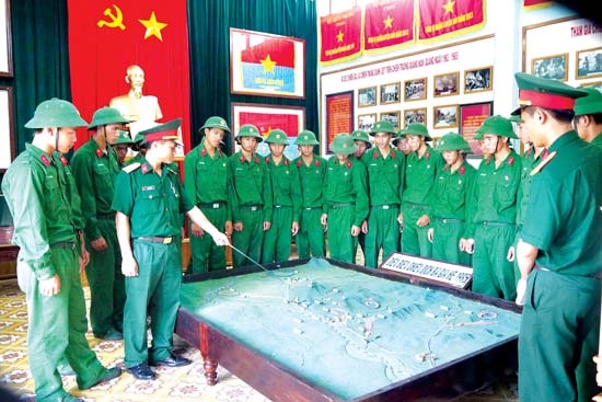 Trung úy Lê Văn Thắng, Trợ lý Tuyên huấn Trung đoàn Ba Gia giới thiệu những tư liệu, hình ảnh, hiện vật về chiến thắng Ba Gia.