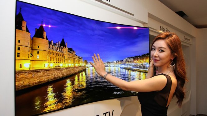  Mẫu thử nghiệm màn hình công nghệ OLED có thể uốn dẻo, rất nhẹ, siêu mỏng và dính lên tường từ LG Display - Ảnh: LG